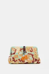 Bolso de mano tipo sobre con cuentas y abalorios multicolores. Tiene asa extraíble de cadena, bolsillo interior con cremallera y cierre con clip imantado y lazo.
