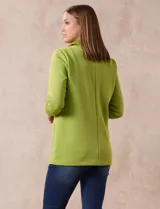 Blazer blanco de Robert Louis con cuello con solapa, abertura central con botón, bolsillos delanteros y mangas 3/4 con frunces.
