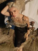 Vestido largo de lentejuelas con escote recto y detalles de rafia en el escote y el dobladillo.