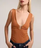 Body femenino de microfibra color terracota, con breteles anchos, escote en V profundo y detalle de adorno metálico rectangular en el centro del busto.