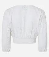 Blusa cropped de laise blanca con escote en pico, detalle torcido en el busto y manga corta abullonada.