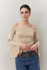 Top tejido color beige con escote off-shoulder y mangas largas acampanadas.