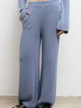 Pantalón negro de tejido de punto calado, con corte palazzo y cintura alta.