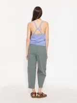 Pantalón de vestir color verde grisáceo, de corte holgado, con cintura elástica y bolsillos laterales.