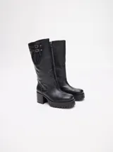 Bucanera de cuero vacuno color negro, con punta cuadrada, taco de madera de 7cm y detalle de hebillas al final de la caña.