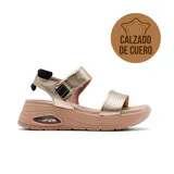 Sandalias de cuero color dorado con plataforma beige y ajuste con hebilla.