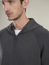 Campera tipo hoodie con cierre frontal, color gris oscuro.