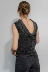 Musculosa azul marino tejida en hilo de algodón con trenza en el escote y espalda baja.