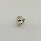 Anillo de plata 925 con aplique en oro 9k con el símbolo de enfermería.