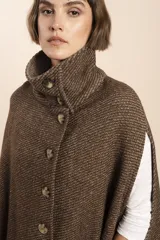 Capa marrón de lana con cuello alto abotonado y aberturas laterales.