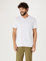 Camiseta gris oscuro de manga corta con cuello en V.