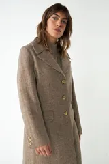 Tapado marrón de lana con cuello con solapa, manga larga, forrado, con bolsillos y cierre frontal con botones.