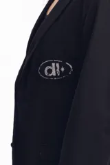 Blazer negro con parches y estampado en serigrafía.