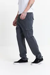 Pantalón cargo azul marino de corte recto, con bolsillos laterales y traseros con solapa. Confeccionado en 98% algodón y 2% spandex.