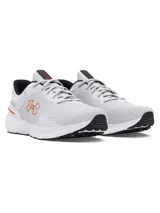 Championes Under Armour Charged Escape 4 para hombre, color blanco con detalles en negro y logo en naranja.