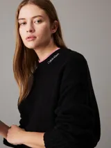 Sweater negro de algodón y lana, con cuello alto y logo de Calvin Klein bordado en el cuello.