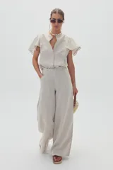 Pantalón de lino color natural, de corte palazzo y tiro alto.