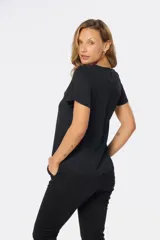 Blusa blanca estampada con hojas en color gris, de corte recto, cuello redondo y mangas cortas con terminación festoneada.