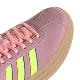 Championes Adidas VL Court Bold de gamuza rosa con plataforma color caramelo, detalles en amarillo flúor y azul.