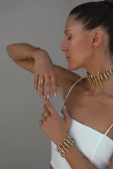 Anillo plateado con diseño abstracto y abierto, realizado en alpaca.