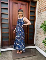 Vestido largo de tirantes finos con estampado de abanicos en tonos azules y blancos. Corte amplio y escote recto.