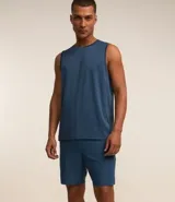 Bermuda deportiva negra sin estampado, con cintura elástica ajustable con cordón, y bolsillo lateral con cierre de cremallera contrastante.