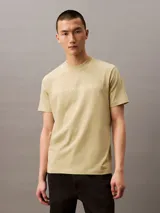 Remera color arena de corte regular, cuello redondo y manga corta. Estampado frontal con el logo de Calvin Klein Jeans en color blanco.