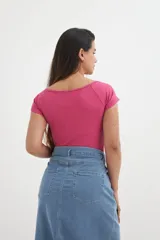 Remera fucsia de algodón con elastano, corte ajustado, escote off-shoulder y mangas cortas.