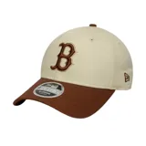 Gorra de béisbol New Era 9Forty con visera curva, color beige con visera marrón y logo bordado de los Boston Red Sox en marrón.