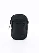 Morral bandolera negro con cierre superior y bolsillo frontal con cierre.