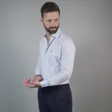 Camisa celeste de vestir, de corte clásico y manga larga.