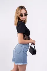 Bermuda de jean celeste con tiro alto, corte recto y ruedo desflecado.