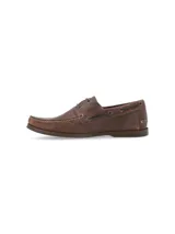 Zapato náutico de cuero marrón con cordones negros, suela de goma y detalle de logo de pato bordado en el lateral.