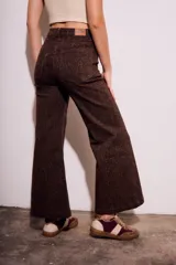 Pantalón de jean marrón con estampado animal print, corte flare y tiro medio.