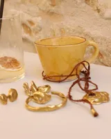 Anillo de diseño orgánico y macizo, realizado artesanalmente en bronce. Presenta una estructura abierta con dos piezas de forma irregular y textura rugosa.