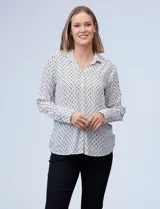 Camisa estampada de rayón, con cuello con solapa, escote en V y abertura central con botones en color blanco.
