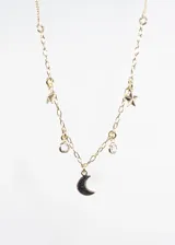 Collar de cadena dorada con dijes de luna y estrellas, elaborado en aleación de metales.