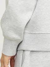 Buzo blanco jaspeado de manga larga con cuello redondo y corte holgado.