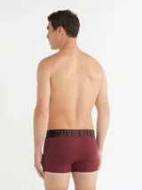 Pack de tres bóxers trunk Calvin Klein, con cintura elástica negra con el logo de la marca en azul, blanco y rojo.