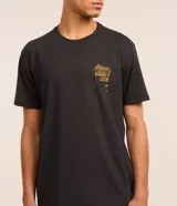 Remera negra de algodón con corte clásico, cuello redondo y mangas cortas. Presenta un estampado pequeño en el pecho con un diseño de mapa y la inscripción "Outsd Discoveries".