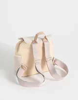 Mochila color beige con detalles en rosa y amarillo, de tela deportiva con diseño colorblock. Tiene solapa con tira de ajuste de cordón y goma, correas regulables, manija superior, bolsillo frontal con cierre y tag de goma, y bolsillos laterales.