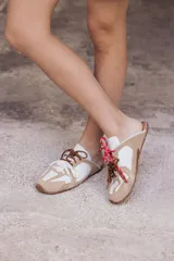 Zuecos color tostado de cuero con cordones de colores.