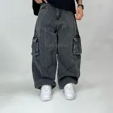 Pantalón de jean negro con efecto lavado, corte ultra baggy y múltiples bolsillos cargo.