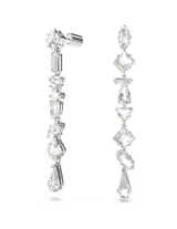 Par de aros largos Swarovski de metal plateado con diseño asimétrico y cristales blancos de diferentes tallas engarzados en cascada.