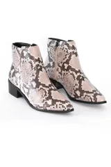 Botín de cuero vacuno con estampado de escamas en tonos neutros (grises, beige, negro), de caña baja y puntera ligeramente puntiaguda. Tacón bloque de 4 cm.