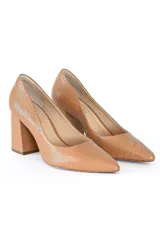 Zapato de tacón color camel con textura símil piel de reptil, punta fina y taco bloque.