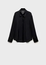 Camisa negra semitransparente de tejido fluido con ribetes satinados, cuello camisero, cierre de botones y mangas largas abotonadas.