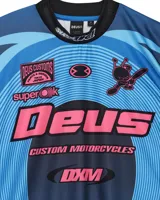 Camiseta de manga larga azul con estampado de la marca Deus Ex Machina en el frente y en las mangas.