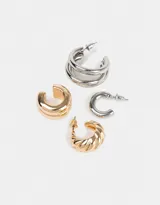 Set de aros con un earcuff a presión y tres argollas de diferentes formatos con cierre de tope a presión, en combinación bicolor dorado y plateado.