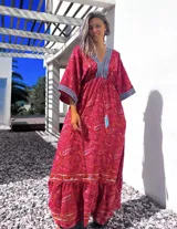 Vestido largo tipo túnica con estampado paisley en tonos rojos y detalles bordados en azul en escote y mangas.